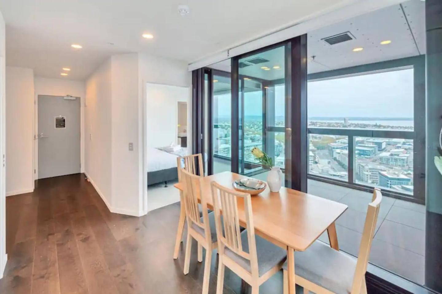 Top Floor Harbour View And Skytower View Apartment In Cbd 오클랜드 외부 사진