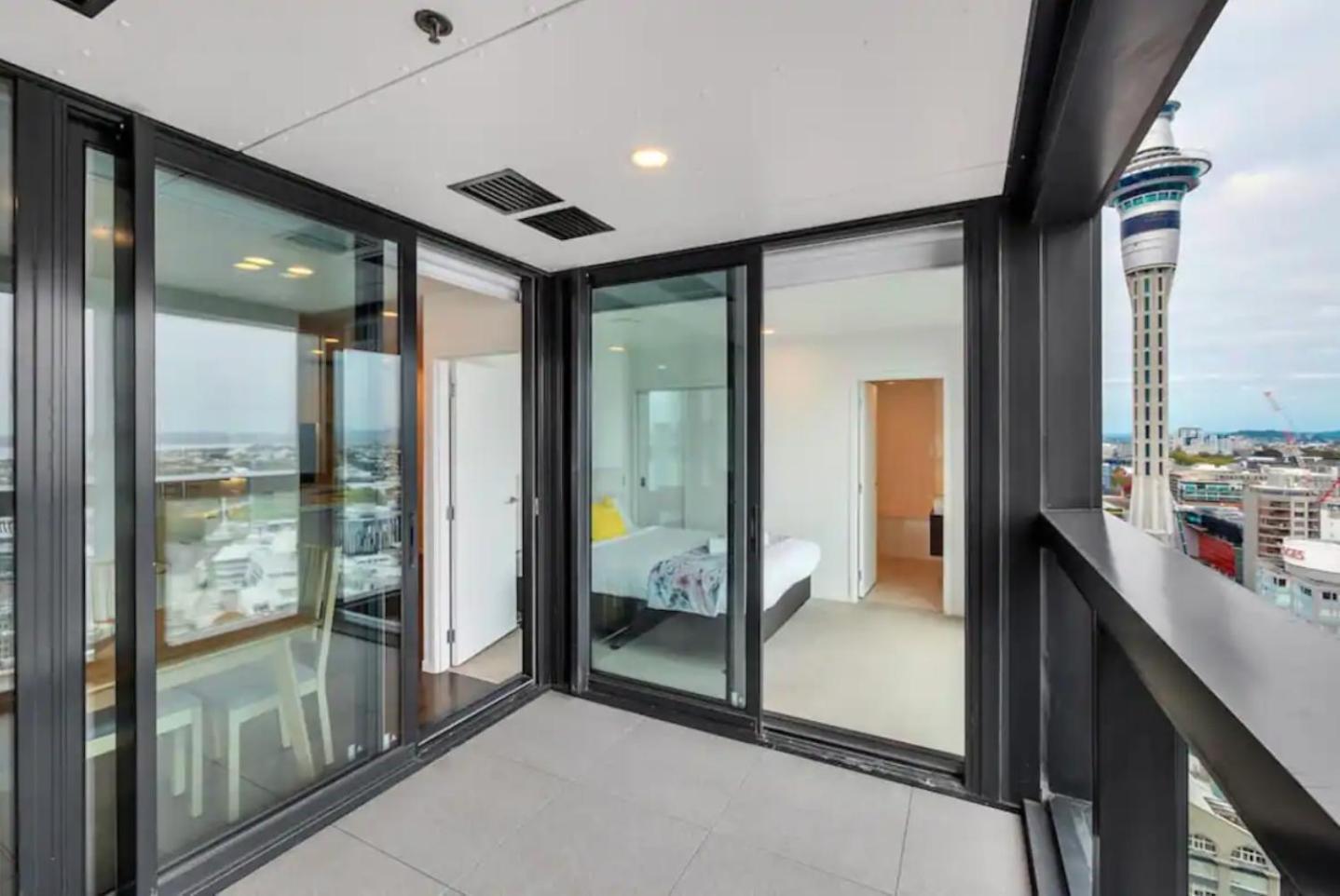 Top Floor Harbour View And Skytower View Apartment In Cbd 오클랜드 외부 사진